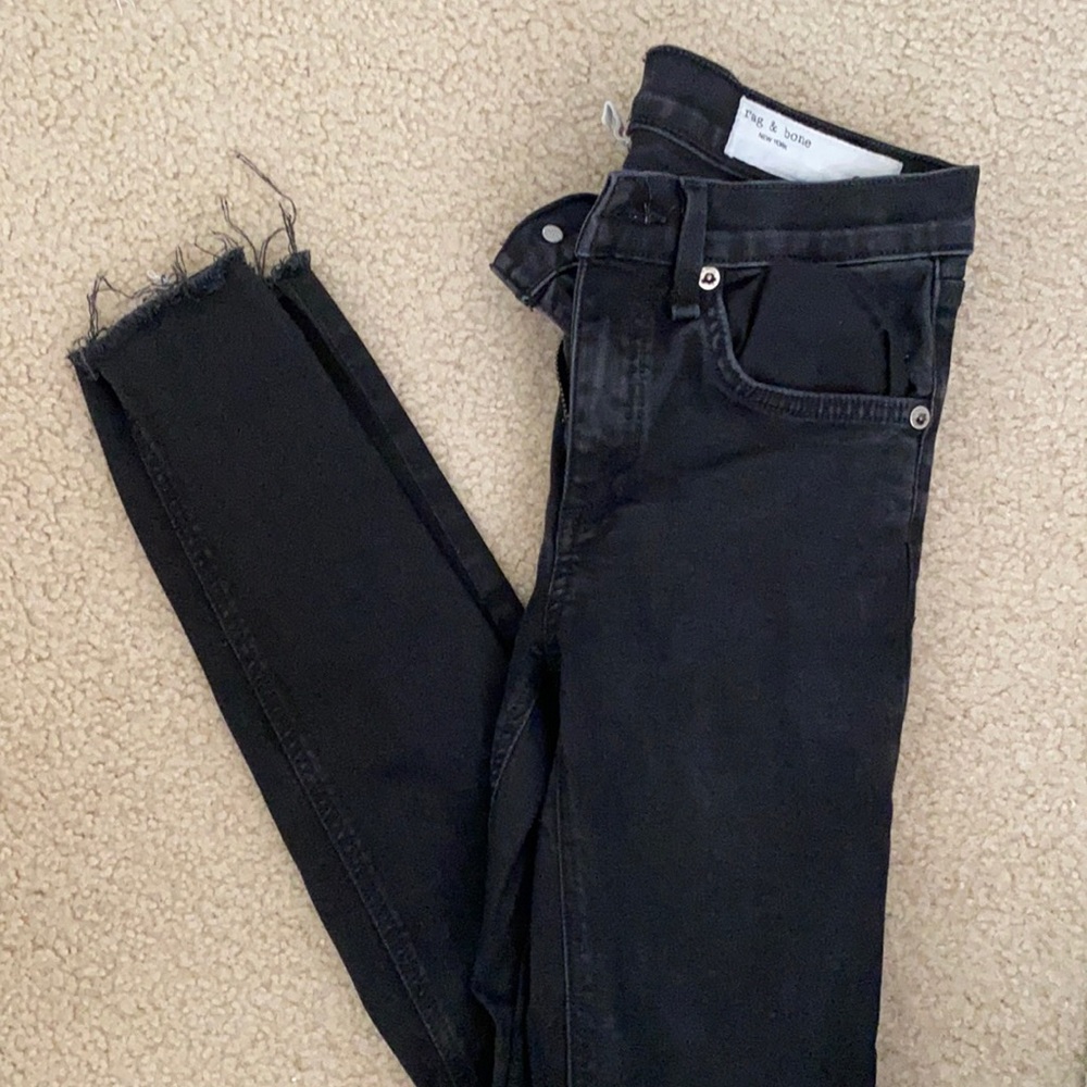 Skinny jean; raw hem